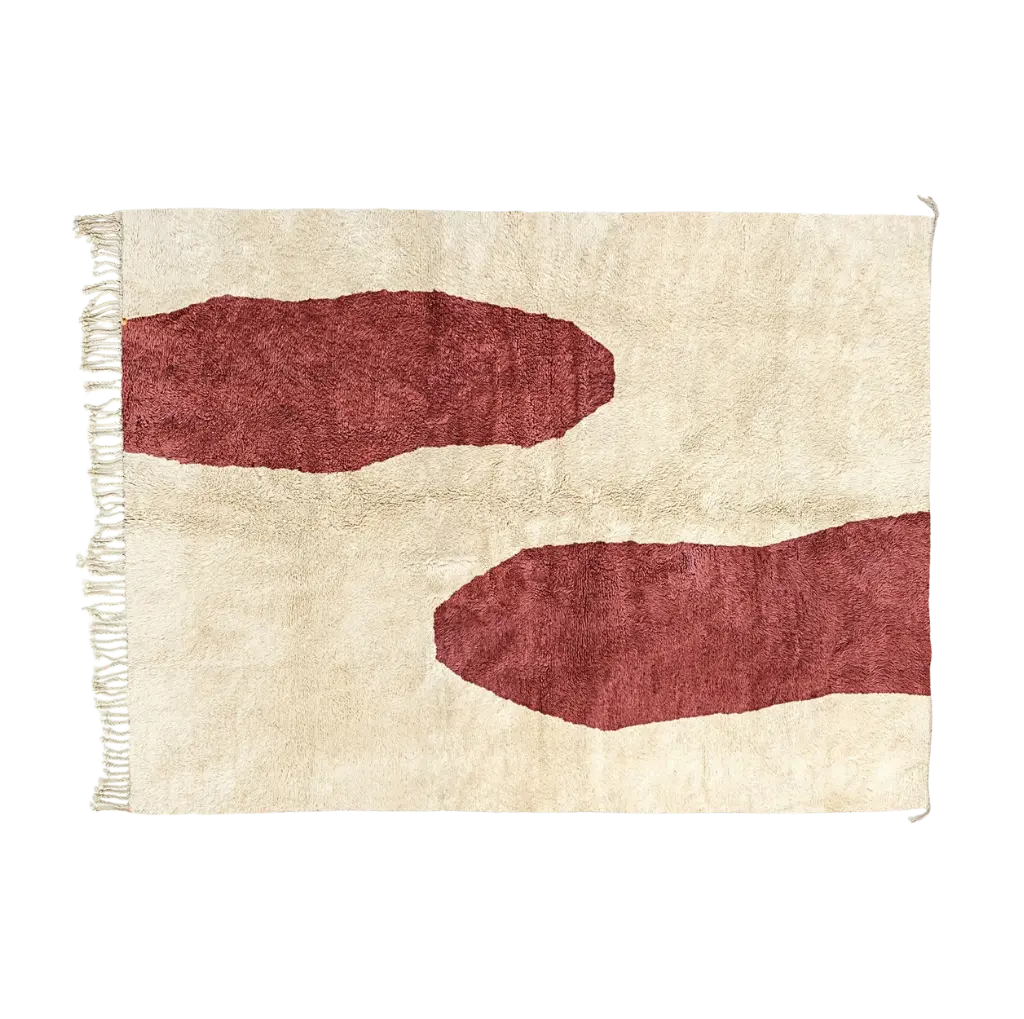 TAFUNAST ivory Beni Mrirt rug with oxblood cattle-inspired organic markings, hand-knotted in M’rirt from Moroccan wool