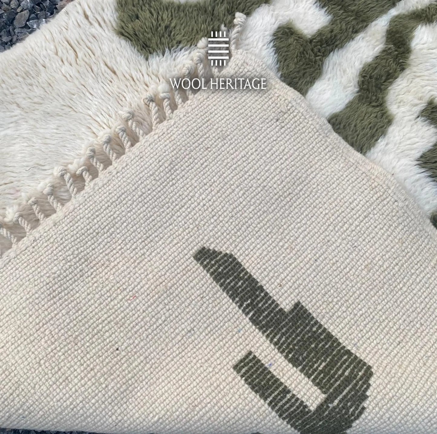 Back of AKNARI Beni Mrirt rug showing the woven construction, olive colourwork, finished edge, and fringe
