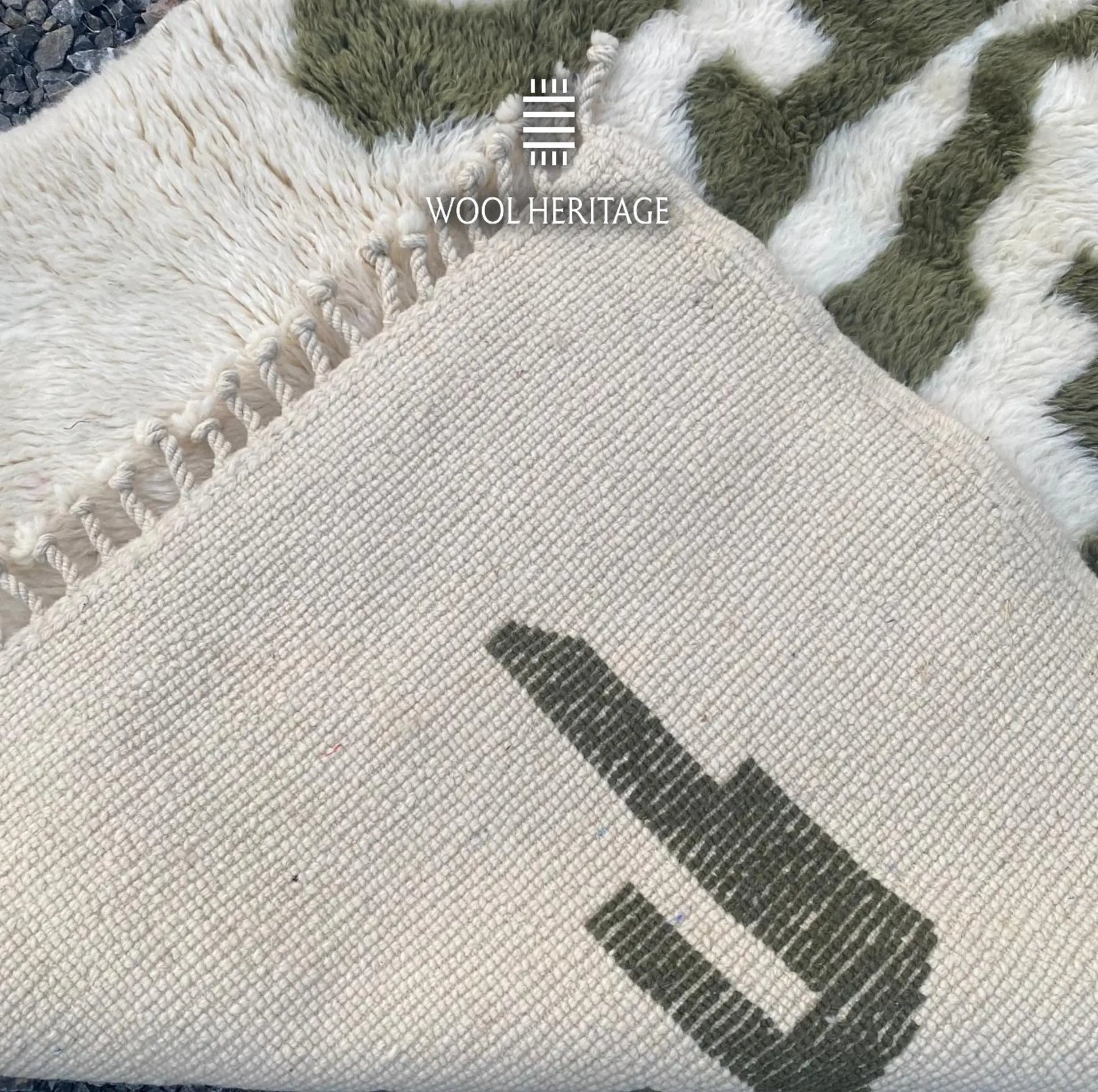Back of AKNARI Beni Mrirt rug showing the woven construction, olive colourwork, finished edge, and fringe