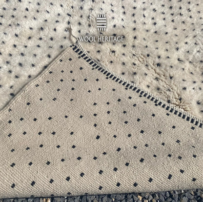 Back of AMUD Beni Mrirt rug showing its woven construction, regularly spaced charcoal colourwork, and finished edge