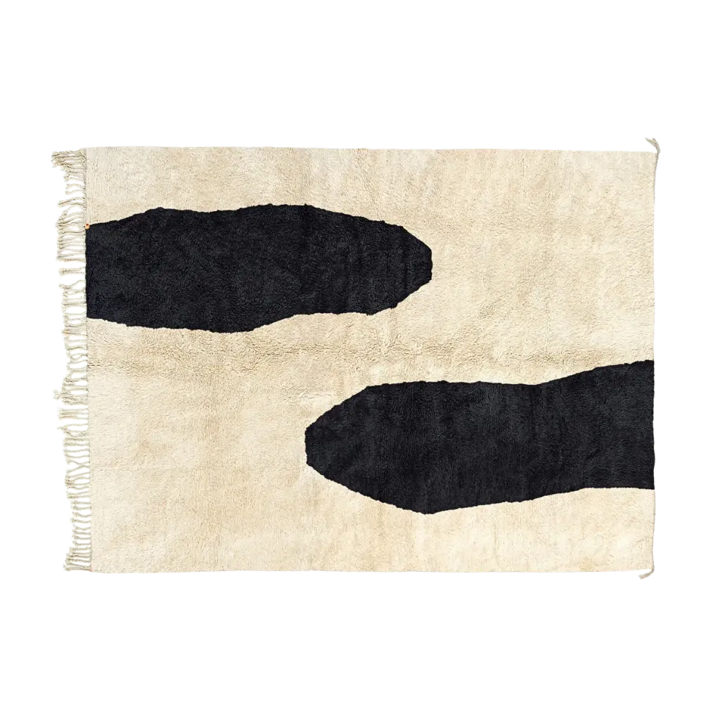 TAFUNAST ivory Beni Mrirt rug with black cattle-inspired organic markings, hand-knotted in M’rirt from Moroccan wool