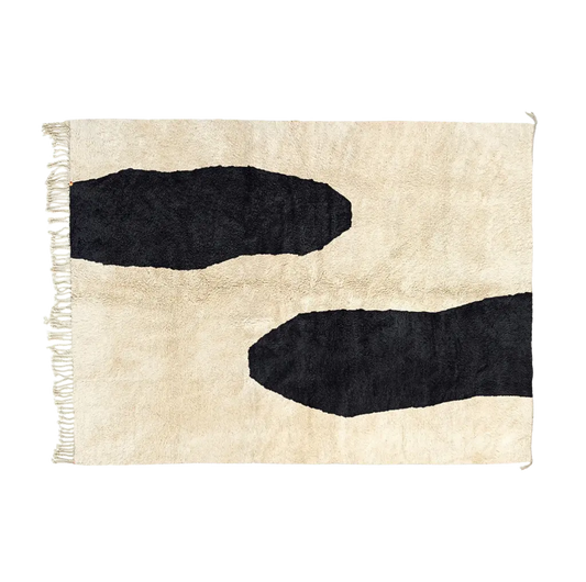 TAFUNAST ivory Beni Mrirt rug with black cattle-inspired organic markings, hand-knotted in M’rirt from Moroccan wool