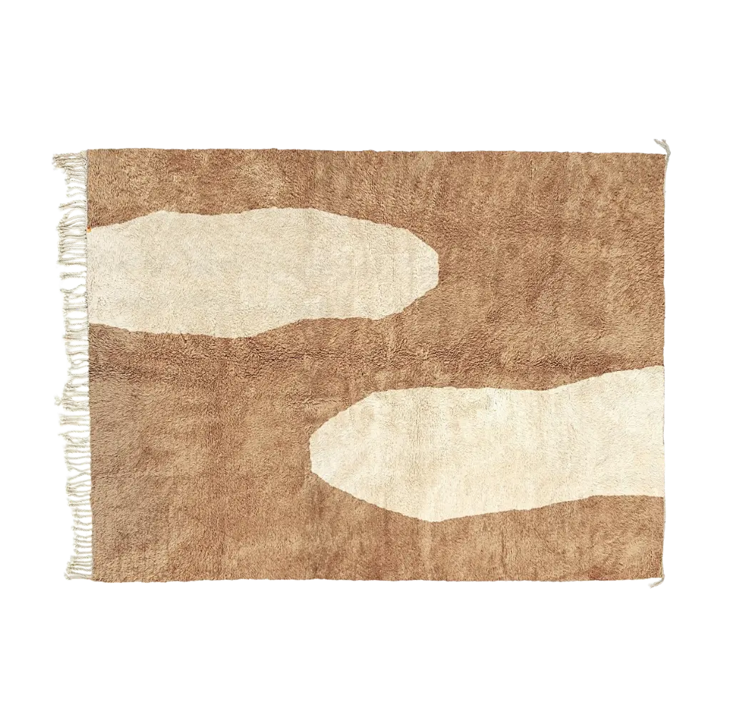 TAFUNAST camel Beni Mrirt rug with ivory cattle-inspired organic markings, hand-knotted in M’rirt from Moroccan wool
