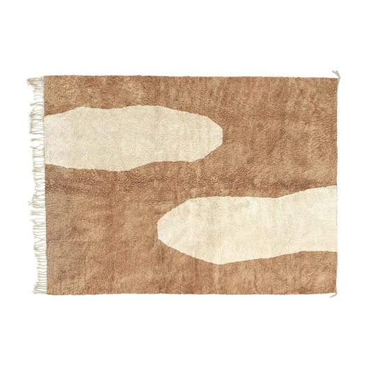 TAFUNAST camel Beni Mrirt rug with ivory cattle-inspired organic markings, hand-knotted in M’rirt from Moroccan wool