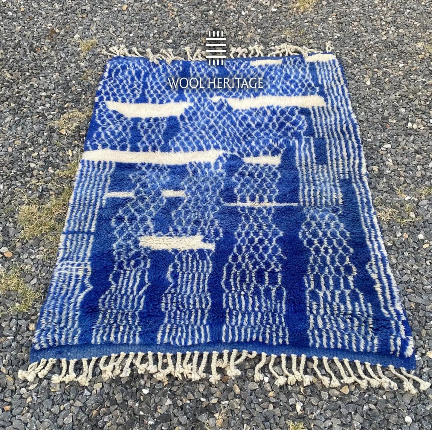 TARGA Beni Mrirt rug laid flat, showing its complete cobalt-blue and ivory abstract composition