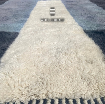 Close-up of TAWWURT rug showing its dense ivory Moroccan wool passage and hand-finished edge